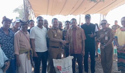 Bupati Yosef Lede Jawab Keluhan Petani Desa Nitneo, Salurkan 2 Ton Pupuk Hingga Janjikan Alsintan