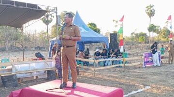 Foto: Bupati Kupang, Yosef Lede, S.H., saat memberi sambutan dalam pembukaan turnamen Kades Kuanheun Cup V