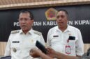 Foto: Bupati Kupang, Yosef Lede didampingi Asisten 1 Setda Kabupaten Kupang, Guntur Subu Taopan saat memberikan keterangan kepada awak media usai rapat evaluasi bersama Mitra dan pengelola SPPG.