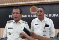 Foto: Bupati Kupang, Yosef Lede didampingi Asisten 1 Setda Kabupaten Kupang, Guntur Subu Taopan saat memberikan keterangan kepada awak media usai rapat evaluasi bersama Mitra dan pengelola SPPG.