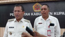 Foto: Bupati Kupang, Yosef Lede didampingi Asisten 1 Setda Kabupaten Kupang, Guntur Subu Taopan saat memberikan keterangan kepada awak media usai rapat evaluasi bersama Mitra dan pengelola SPPG.