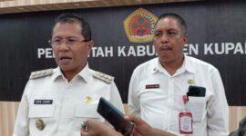 Foto: Bupati Kupang, Yosef Lede didampingi Asisten 1 Setda Kabupaten Kupang, Guntur Subu Taopan saat memberikan keterangan kepada awak media usai rapat evaluasi bersama Mitra dan pengelola SPPG.