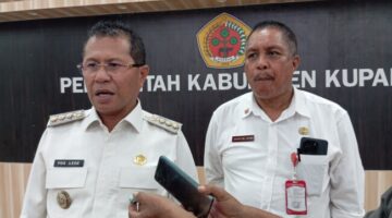 Foto: Bupati Kupang, Yosef Lede didampingi Asisten 1 Setda Kabupaten Kupang, Guntur Subu Taopan saat memberikan keterangan kepada awak media usai rapat evaluasi bersama Mitra dan pengelola SPPG.
