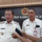 Foto: Bupati Kupang, Yosef Lede didampingi Asisten 1 Setda Kabupaten Kupang, Guntur Subu Taopan saat memberikan keterangan kepada awak media usai rapat evaluasi bersama Mitra dan pengelola SPPG.