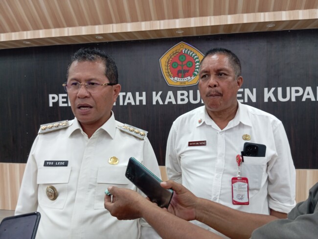 Foto: Bupati Kupang, Yosef Lede didampingi Asisten 1 Setda Kabupaten Kupang, Guntur Subu Taopan saat memberikan keterangan kepada awak media usai rapat evaluasi bersama Mitra dan pengelola SPPG.