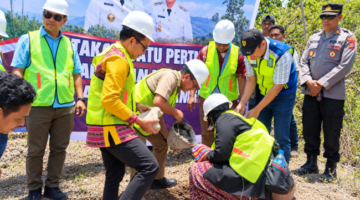 Beda Wewenang Tak Halangi Pelayanan, Bupati Yosef Lede Eksekusi Jalan Ikan Foti 4 KM!