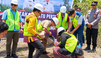 Beda Wewenang Tak Halangi Pelayanan, Bupati Yosef Lede Eksekusi Jalan Ikan Foti 4 KM!